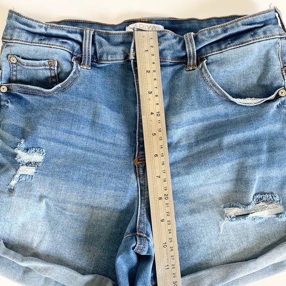 Ariya Jeans Shorts - Picture 2 of 5